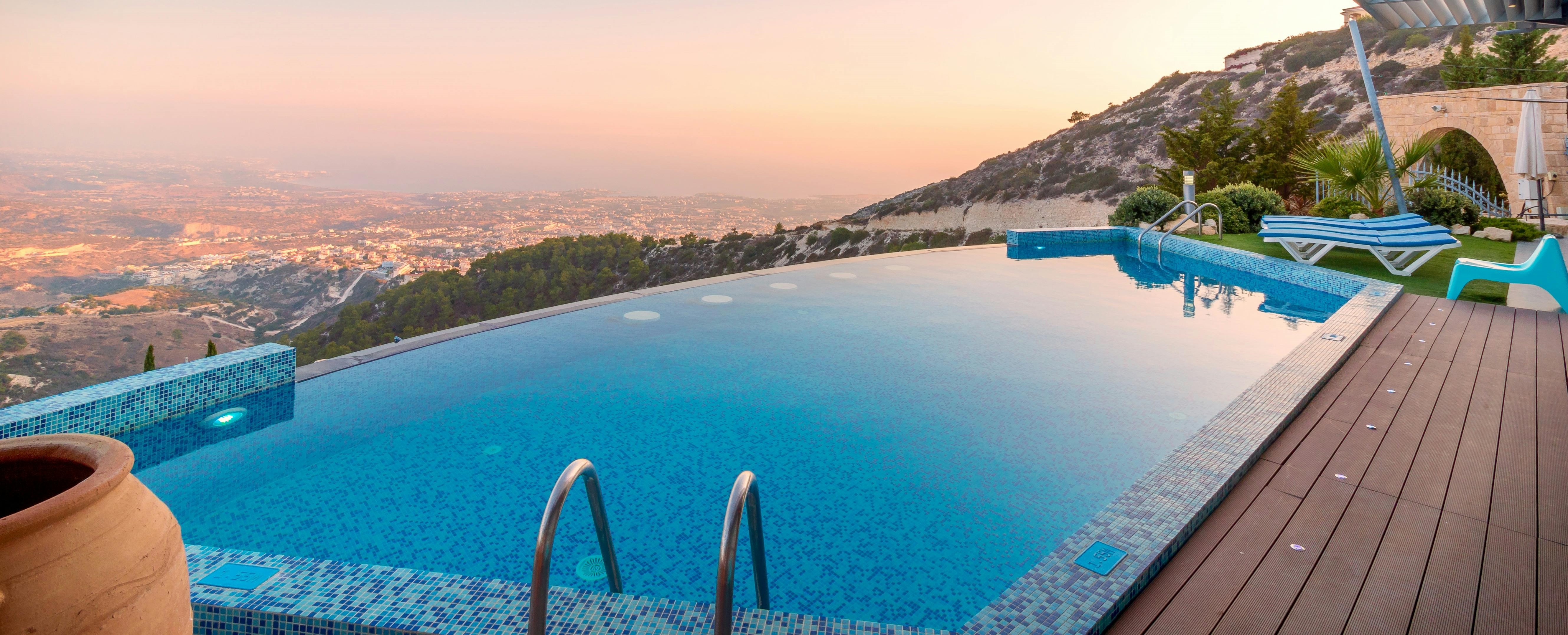 piscina con vistas a la ciudad